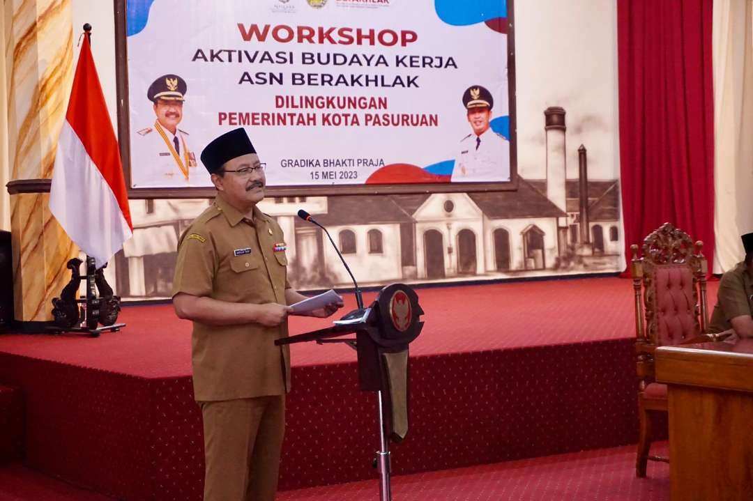 Walikota Pasuruan Saifullah Yusuf (Gus Ipul) saat memberikan sambutan pembukaan Workshop Aktivasi Budaya Kerja Aparatur Sipil Negara (ASN) BerAKHLAK bertempat di Gradika Bhakti Praja, Senin 15 Mei 2023.