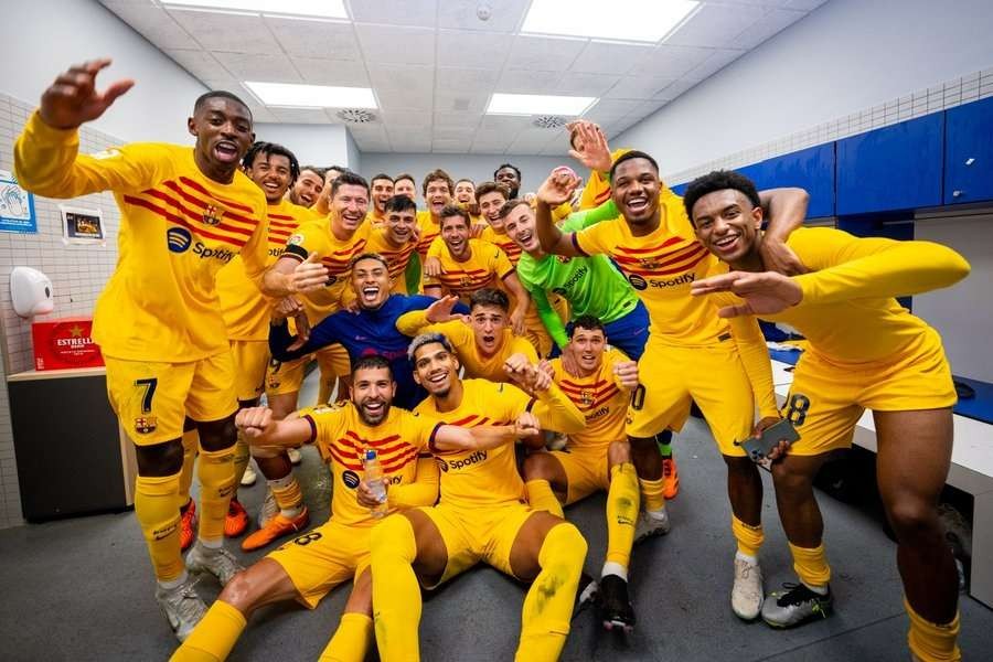 Para pemain Barcelona merayakan kepastian juara La Liga di ruang ganti usai melibas Espanyol 4-2 di laga pekan ke-34 La Liga 2022/2023. (Foto: Twitter/@FCBarcelona)