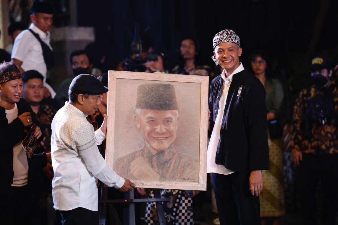 Ganjar resmi diangkat sebagai warga kehormatan Sunda, saat menghadiri acara silaturahmi nasional tokoh budayawan se-Jabar di Saung Angklung Mang Udjo, Minggu 14 Mei 2023. (Foto: istimewa)