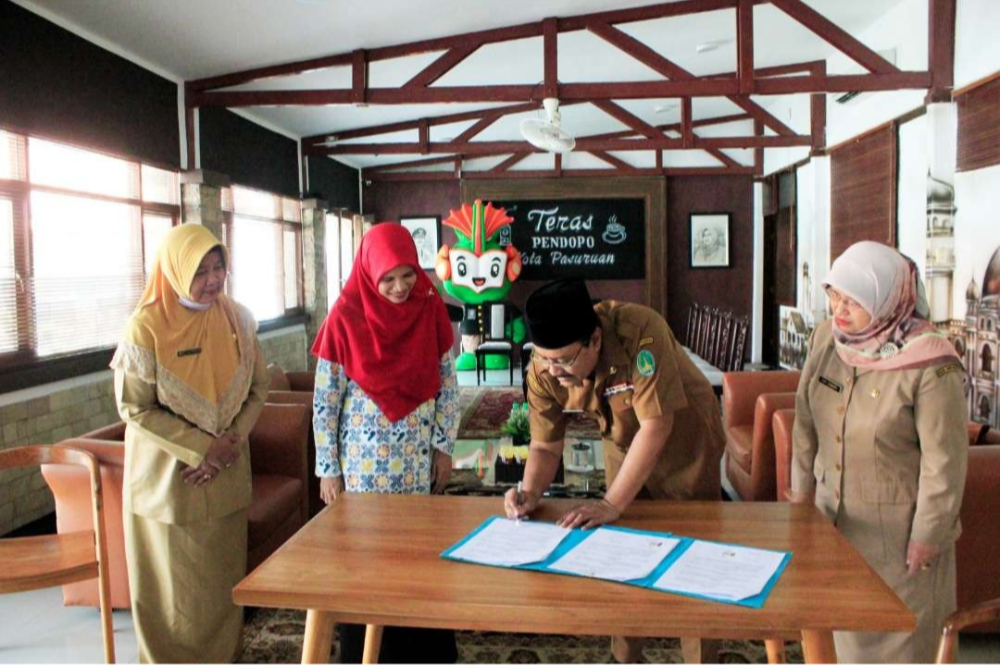Walikota Pasuruan, Saifullah Yusuf menandatangani nota kesepahaman dan perjanjian kerjasama dengan Yayasan Indonesia Ramah Lansia disaksikan Direktur Eksekutif Yayasan Indonesia Ramah Lansia, Dwi Endah, Kepala DP3AKB, Siti Zuniati, di rumah dinas Walikota Pasuruan, Senin 15 Mei 2023.