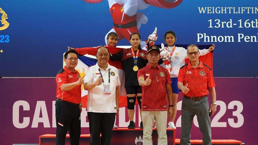 Muhadjir Effendy bersama atlet Indonesia yang meraih medali emas. (Foto: Dok Kemenko PMK)