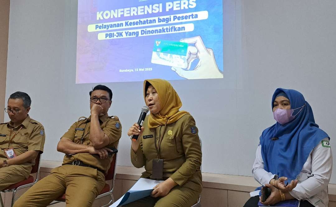 Kepala Dinkes Kota Surabaya, Nanik Sukristina dan pihak BPJS saat melakukan Pres Conference. (Foto: Pita Sari/Ngopibareng.id)