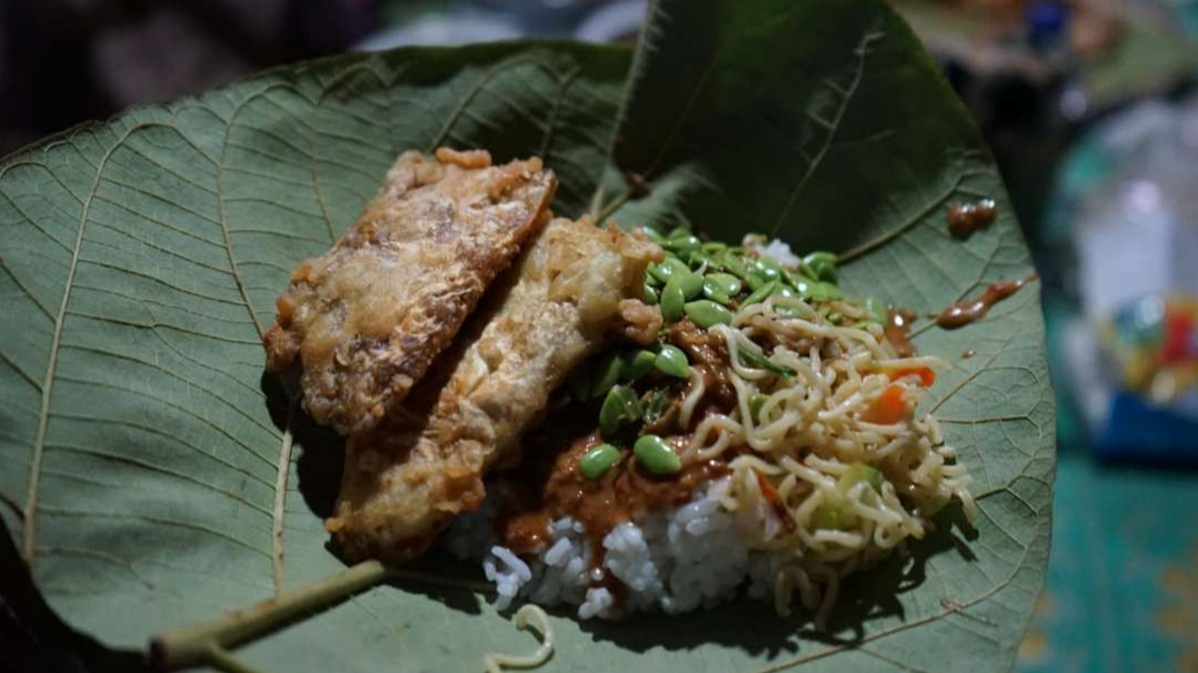 Kuliner khas Blora, pecel pincuk daun jati. (Foto: Ahmad Sampurno/Ngopibareng.id)