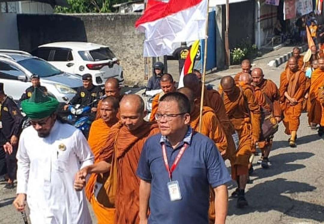 Para biksu dikawal Sayid Alwi Al Balawi, ulama sekaligus tokoh masyarakat saat melintas di Karawang, Jawa Barat. (Foto: Instagram@youngbuddhistassociation)