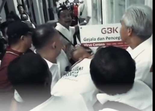 Ganjar Pranowo tolong relawan yang pingsan di Hall Senayan Jakarta. (Foto: Istimewa)