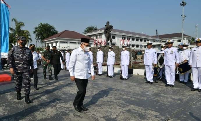 Wapres Ma'ruf Amin didampingi KSAL Laksamana TNI Muhammad Ali menyapa jajaran TNI AL. (Foto: Setwapres )