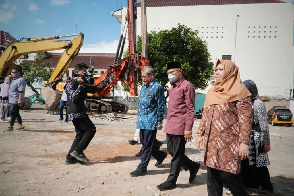 Ketua Umum PP Muhammadiyah, Haedar Nashir berjalan pads acara Ground Breaking Kampus 1 Unit B Universitas Ahmad Dahlan (UAD) Yogyakarta. (Foto: muhammadiyah.or.id)