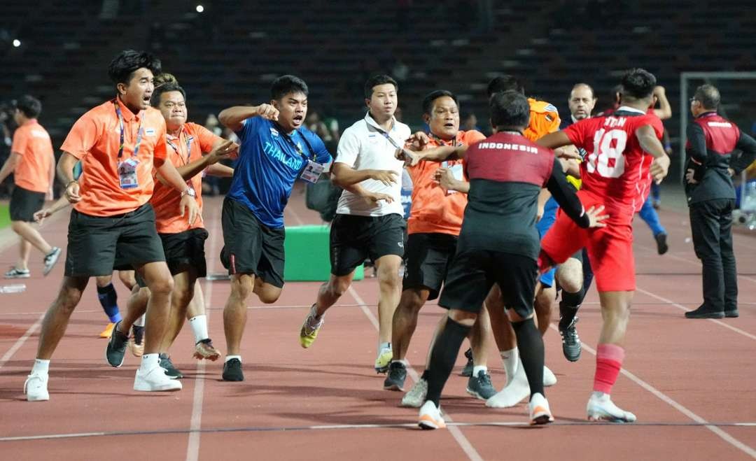 Kerusuhan terjadi pada laga Indonesia vs Thailand di final SEA Games 2023. (Foto: Reuters/Bola.okezone)
