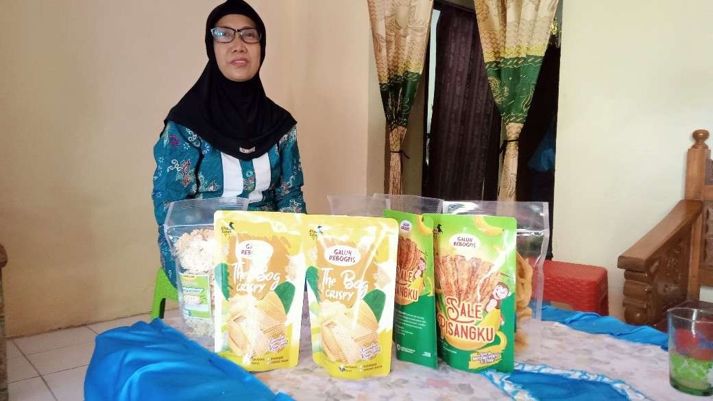 Sriharnanik, ibu rumah tangga asal Kecamatan Plumpang, Kabupaten Tuban yang memproduksi pelepah pisang krispi (Khoirul Huda/Ngopibareng.id)