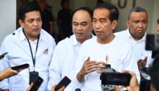 Presiden Jokowi Optimis Timnas Garuda mampu kalahkan Thailand pada final sepak bola SEA Games  Selasa malam 16 Mei 2023. (Foto: Setpres)
