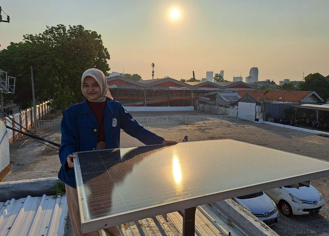 Mimi Azmita, mahasiswa Vokasi Unair sukses buat inovasi panel surya sistem flexibel axis. (Foto: Pita Sari/Ngopibareng.id)