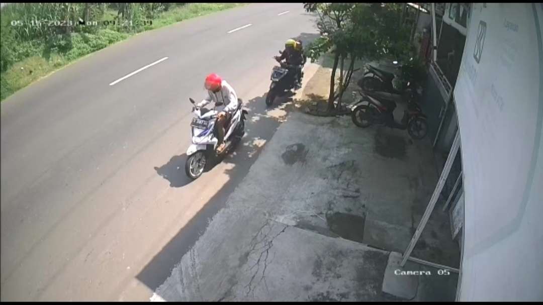 Rekaman CCTV pencurian sepeda motor. (Foto Istimewa)