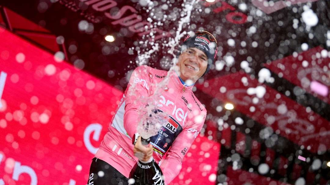 Remco Evenepoel (Soudal-Quickstep) merayakan kemenangan Giro d'Italia etape 9 sekaligus merebut maglia rosa. tetapi sayang dia harus menyerahkan maglia rosa ke Geraint Thomas karena terdeteksi kena Covid-19.