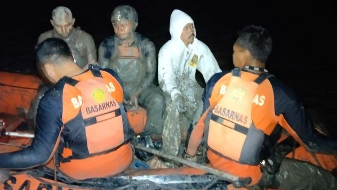 Evakuasi tim FKH Unair autopsi paus terdampar di kawasan Pantai Kejawan Putih. (Foto: Bazarnas Surabaya))