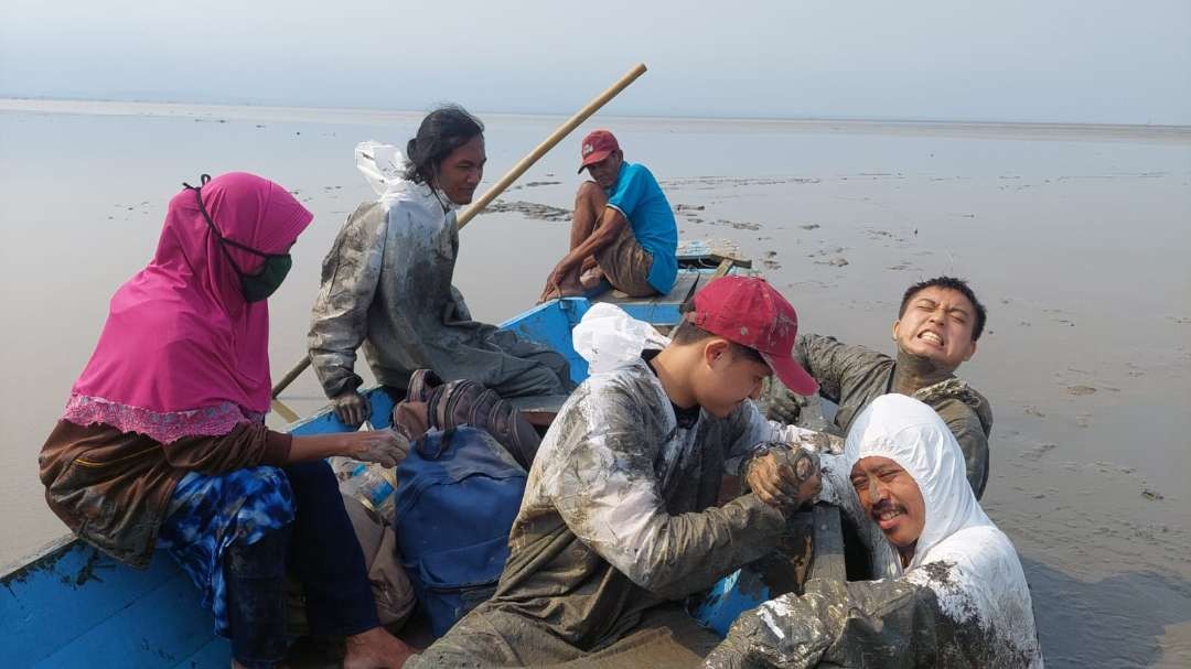 Tim FKH Unair terjebak laut surut, usai autopsi paus terdampar di Pantai Kejawan Putih Surabaya, Selasa 16 Mei 2023. (Foto: Istimewa)