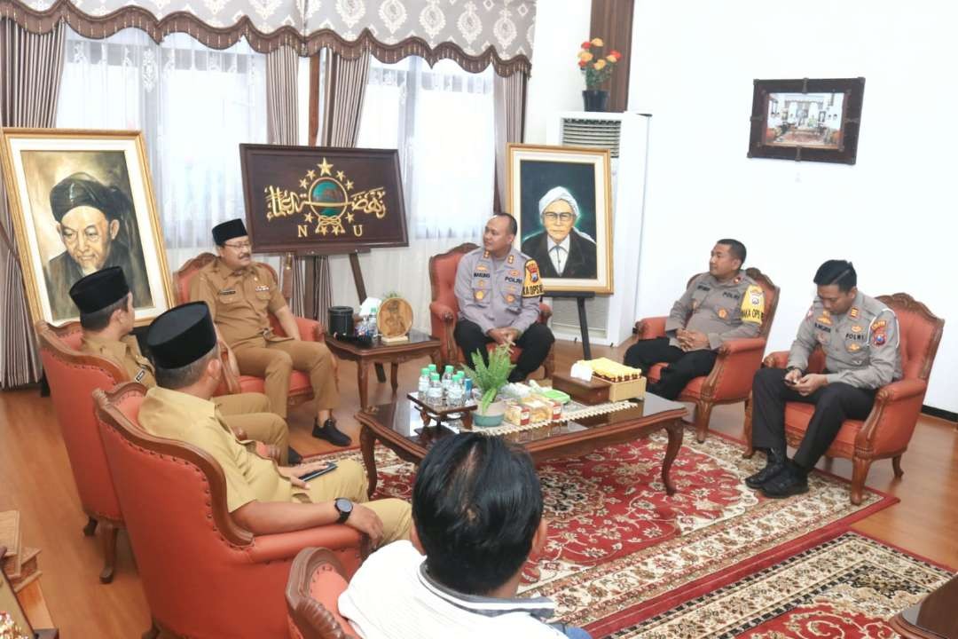 Walikota Pasuruan Saifullah Yusuf (Gus Ipul) menerima kunjungan silaturahmi Kepala Kepolisian Resort Kota Pasuruan AKBP Makung Ismoyojati, beserta jajarannya di rumah dinas Walikota Pasuruan, Selasa 16 Mei 2023.