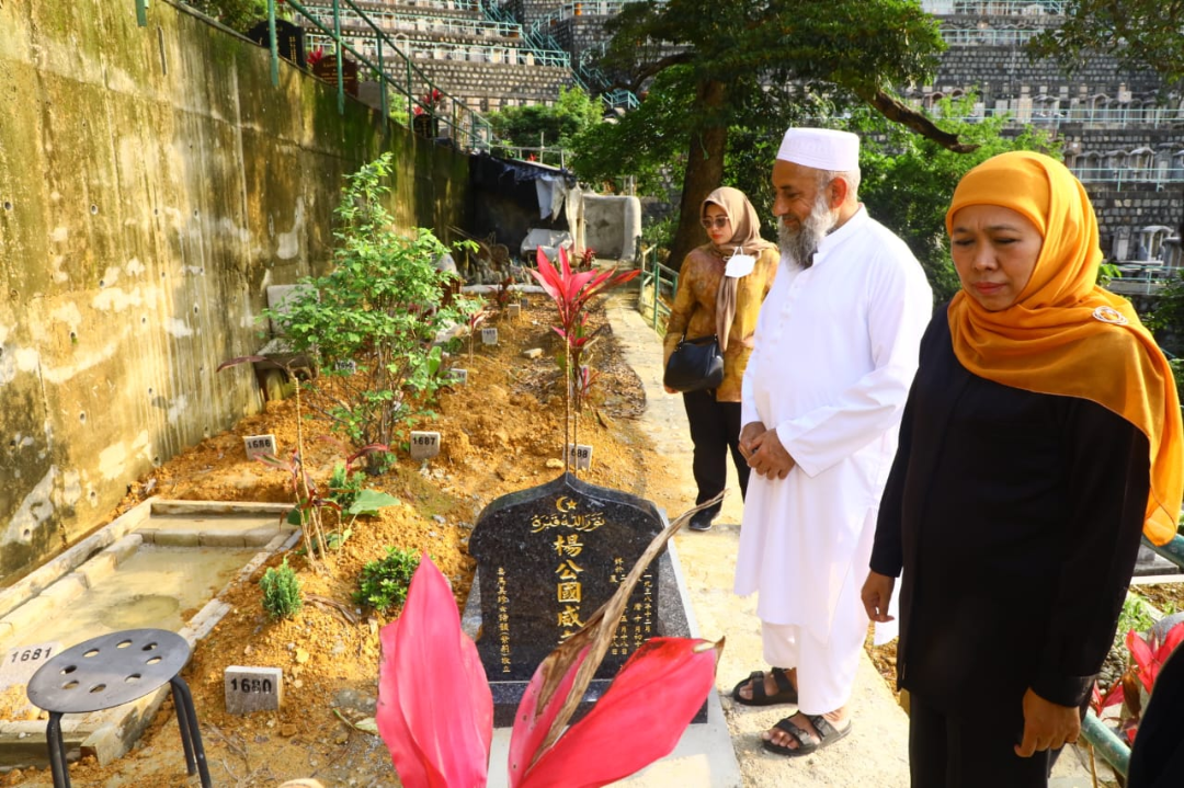 Gubernur Jawa Timur, Khofifah Indar Parawansa kunjungi makam PMI korban COVID-19 di Hongkong. (Foto: Humas Pemprov Jatim)