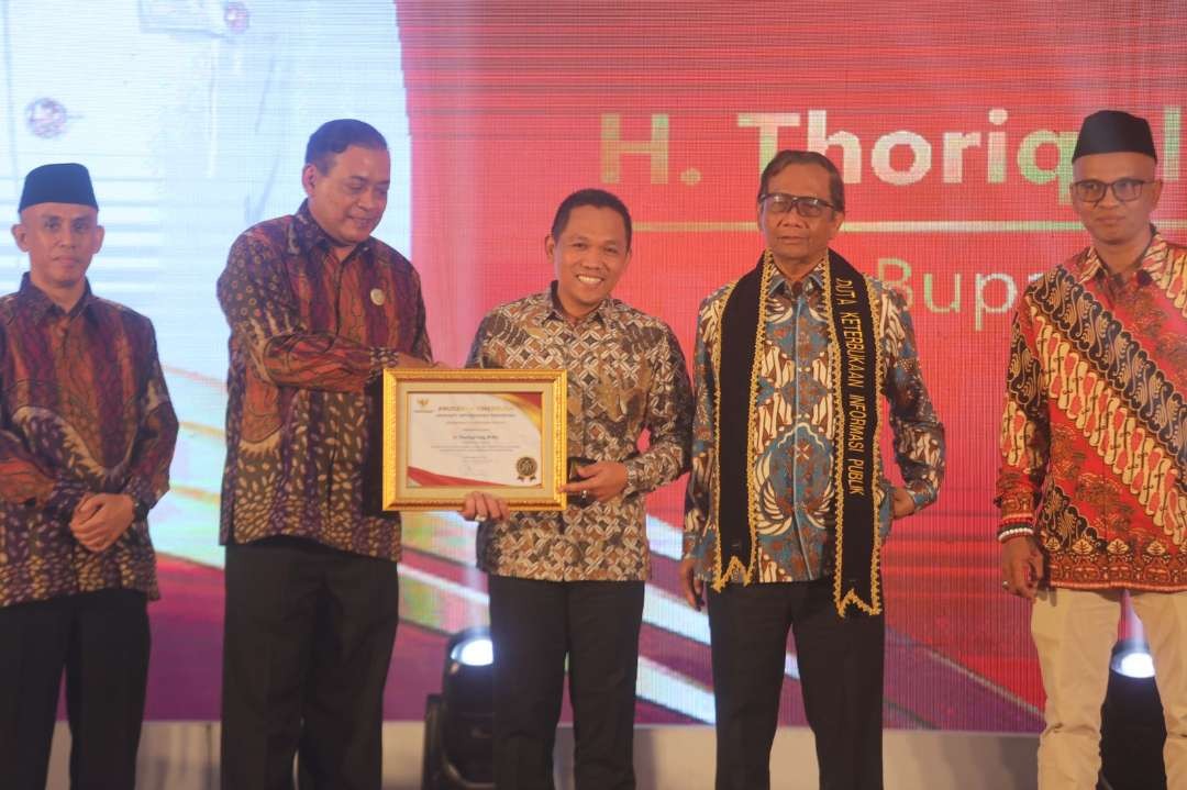Bupati Lumajang Thoriqul Haq, menerima penghargaan Anugerah Upakarti Tinarbuka Artheswara peringkat ke-2 Kategori Bupati. (Foto: Kominfo Lumajang)