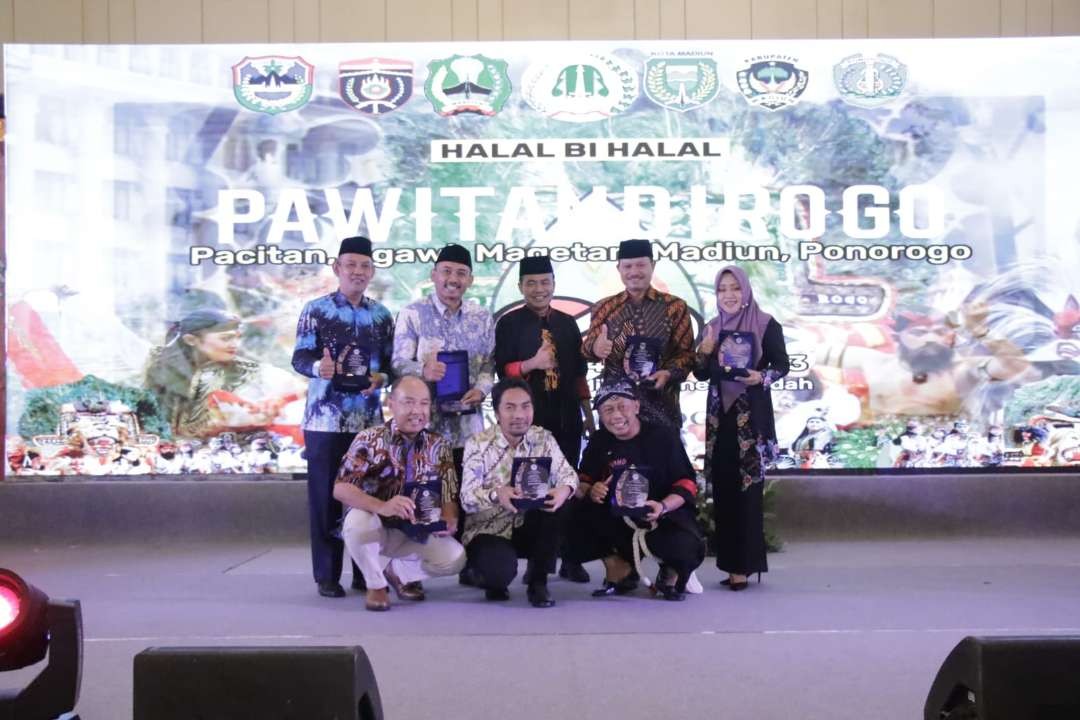 Para tokoh Pawiatandirogo yang menggelar acara halalbihalal di Sasono Utomo Taman Mini Indah Indonesia (TMII) Jakarta, Minggu 14 Mei 2023. (Foto: Insanul Fadhil/Kominfo Ponorogo)
