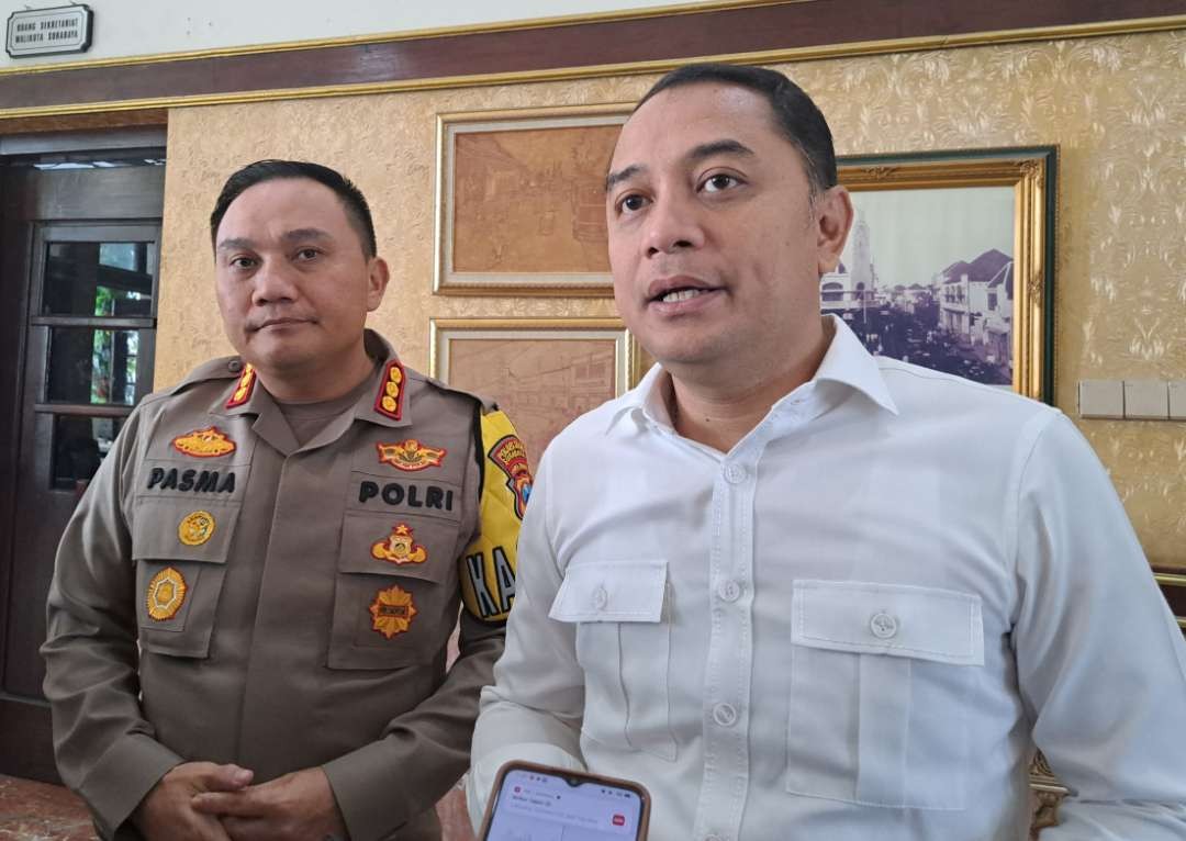 Walikota Surabaya, Eri Cahyadi, bersama Kapolrestabes Surabaya Kombes Pol Pasma Royce ditemui di Balkot. (Foto: Pita Sari/Ngopibareng.id)