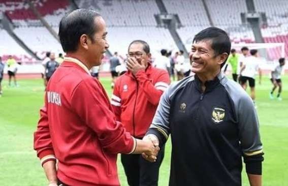 Presiden Jokowi sempat berjumpa dengan pelatih Indra Sjafri saat melatih Timnas Indonesia U-22 jelang SEA Games. (Foto: Setpres)