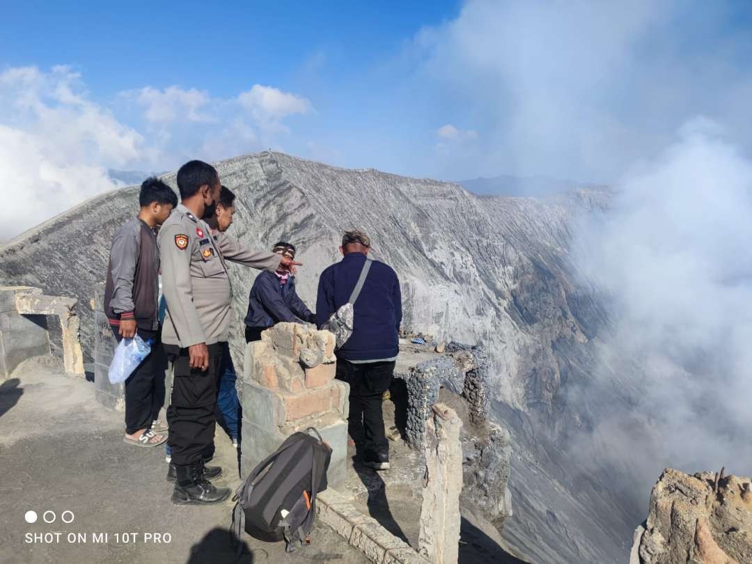 Di bibir kawah Gunung Bromo ini sebelumnya Patung Ganesha diletakkan. Namun, sejak Rabu, 17 Mei 2023 patung itu hilang. (Foto: Istimewa)