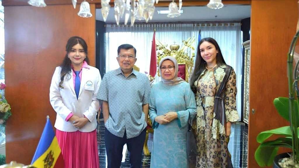 Jusuf Kalla dan istri, Mufidah Kalla, merasakan manfaat stem cell di Vinski Tower Jakarta. (Foto: Istimewa)