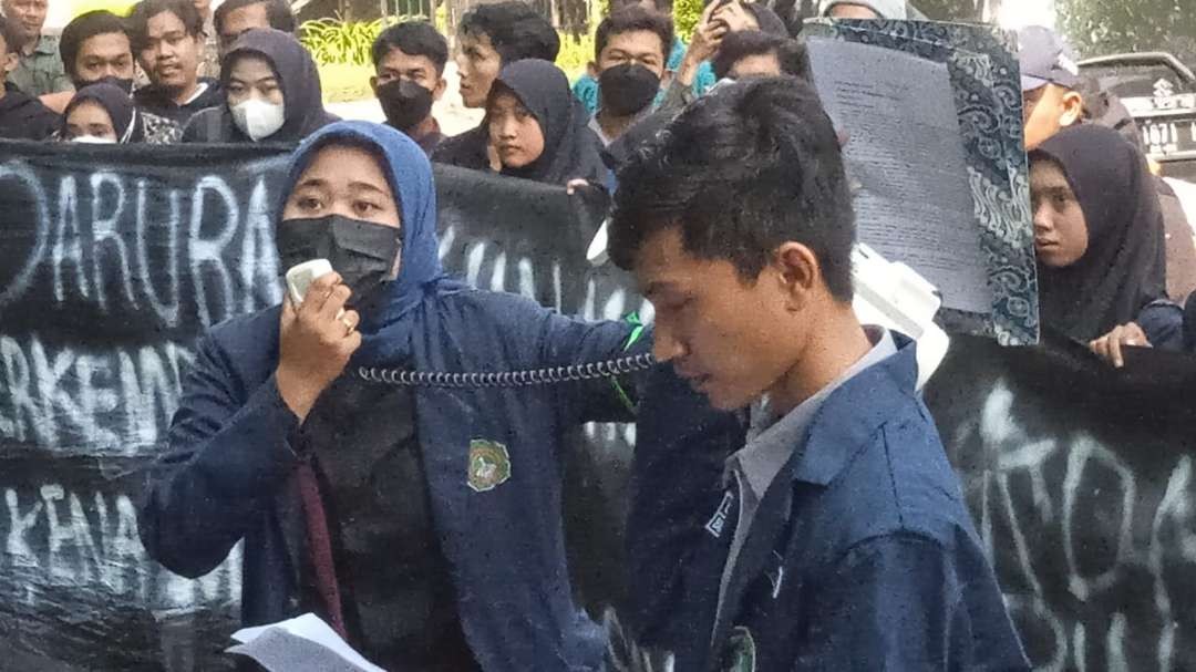 Mahasiswa Unisla Lamongan unjuk rasa di dalam kampus (Foto: Imron Rosidi/Ngooibareng.id)