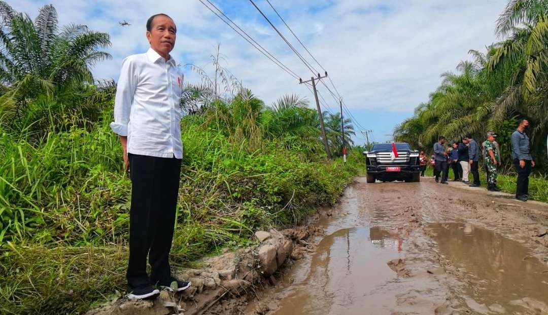 Presiden Jokowi di ruas jalan Gunting Saga di Kabupaten Labuhanbatu Utara (Labura), Sumatera Utara (Sumut), Rabu 17 Mei 2023. (Foto: Biro Pers Kepresidenan)