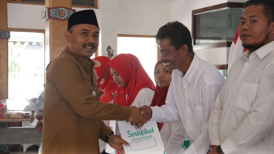Bupati Ngawi Ony Anwar Harsono beri sertifikat halal untuk 1 ribu pelaku UMKM se Kabupaten Ngawi dari Lembaga Halal Center Cendekia Muslim (HCCM) Ngawi di Pendopo Wedya Graha, Selasa 16 Mei 2023. (Foto: dok. istimewa)