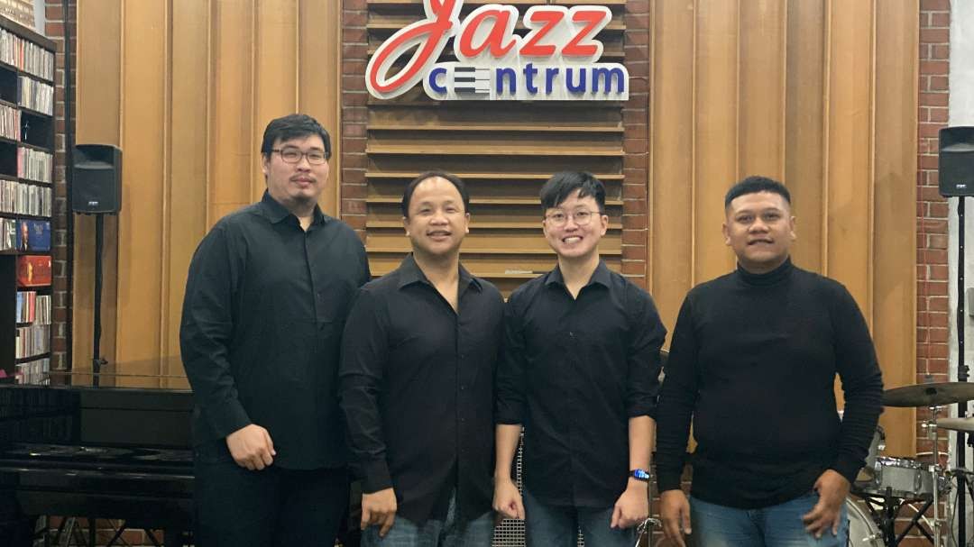 Founder Jazz Centrum, Yosan Gunawan (dua dari kiri) bersama kru bandnya. (Foto: Ist)