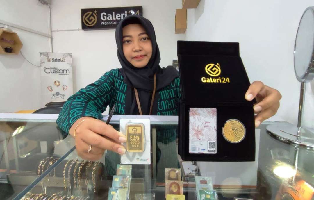 Petugas Pegadaian menunjukkan emas yang dijual di Pegadaian (foto: istimewa)
