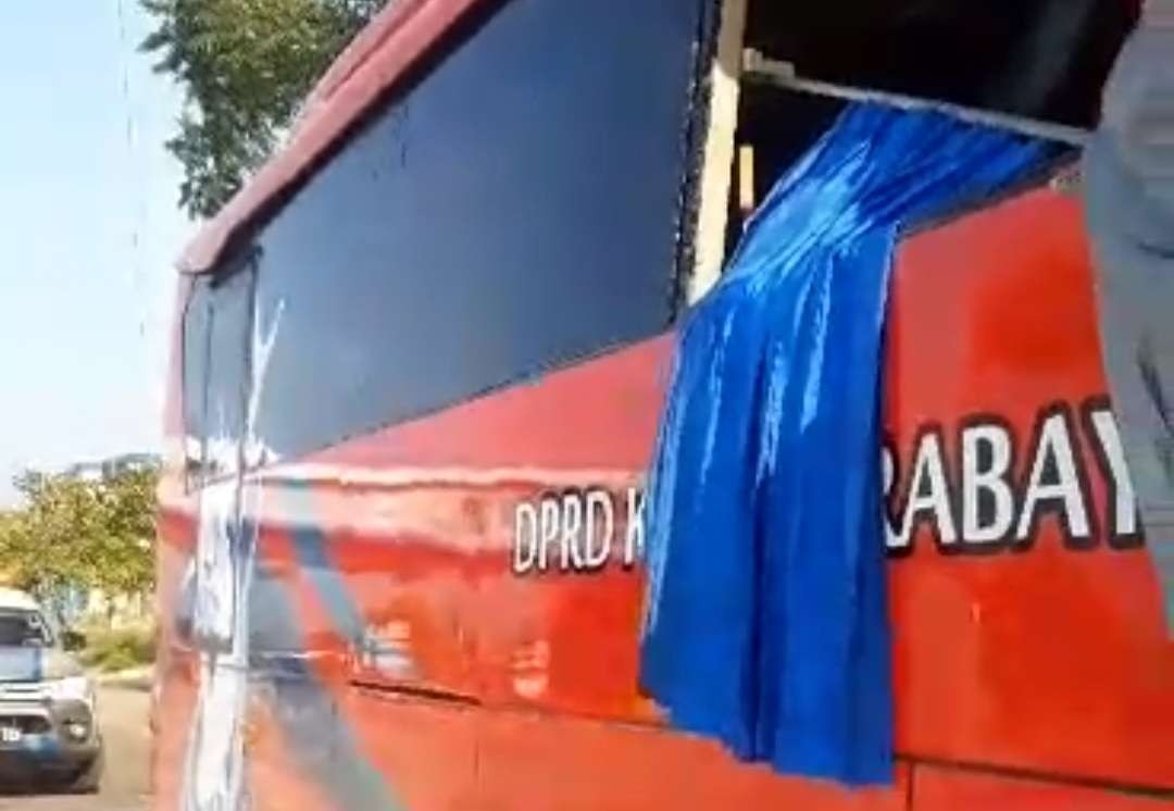 Bus DPRD Kota Surabaya alami kecelakaan di Pasuruan bawa rombongan wisata. (Foto: tangkapan layar video yang beredar)