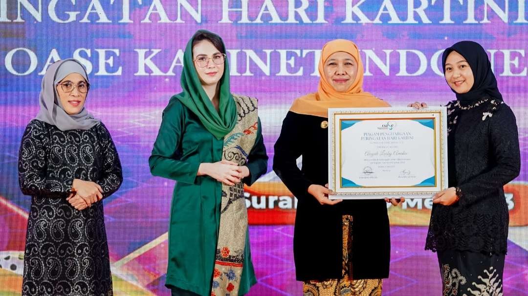 Gubernur Jatim, Khofifah Indar Parawansa (dua dari kanan) menyerahkan penghargaan perempuan inspiratif di Gedung Negara Grahadi, Surabaya, Jumat 19 Mei 2023. (Foto: Ist)