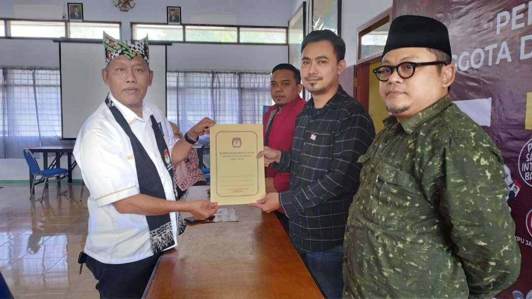 Komisioner KPU Banyuwangi menyerahkan BAP penerimaan berkas pendaftaran Bacaleg dari Partai Garuda (foto: Muh Hujaini/Ngopibareng.id)