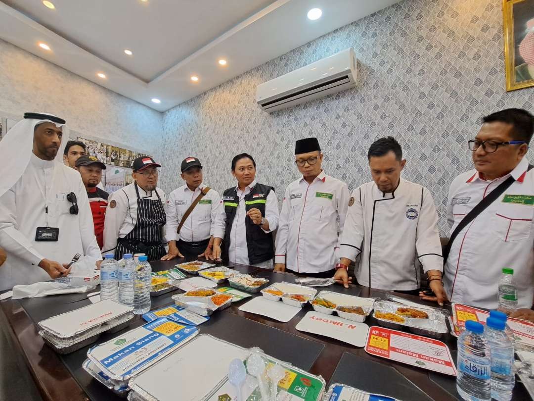 Pembekalan para juru masak dapur penyedia katering di Daerah Kerja (Daker) Madinah dikuatkan dengan praktik memasak menu jemaah haji Indonesia. (Foto: Istimewa)