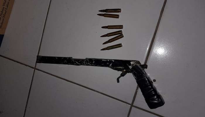 Senpi rakitan jenis pistol milik purnawirawan TNI yang ditinggal di dalam mobil (Foto: Dok Polsek Kalisat)