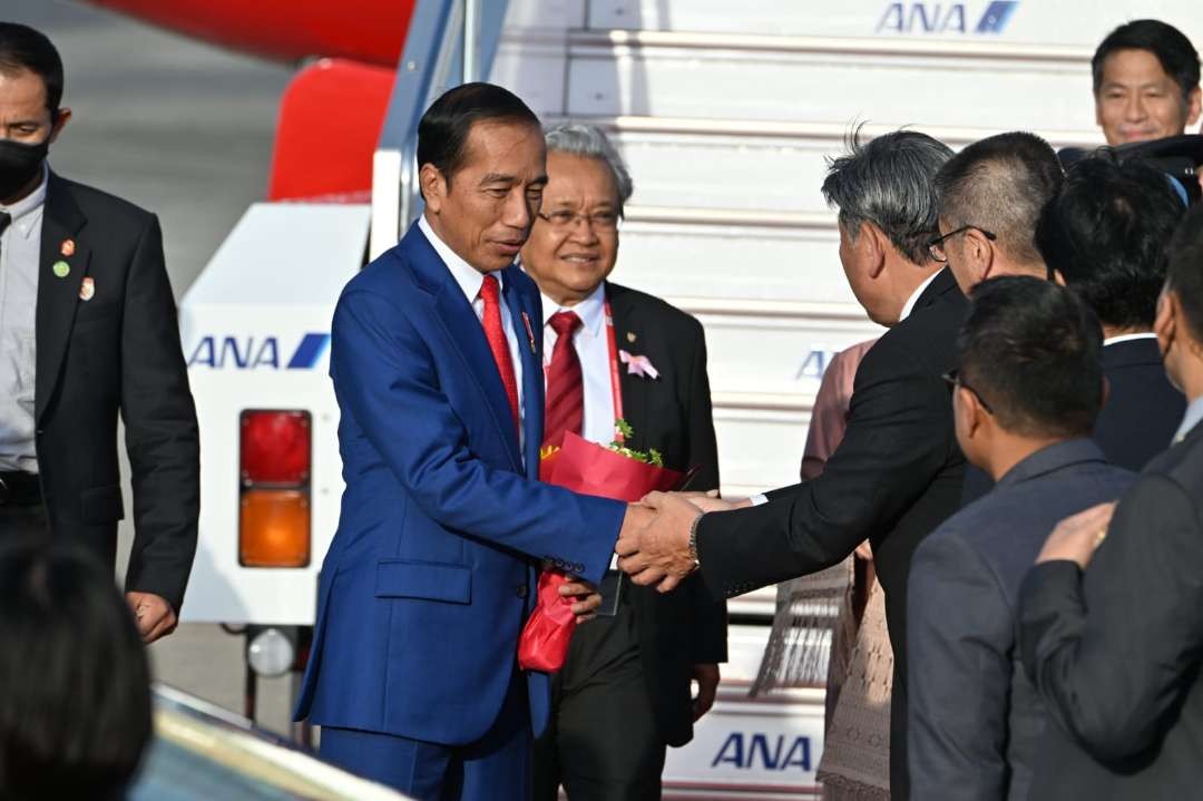 Duta Besar Republik Indonesia (Dubes RI) untuk Jepang Heri Akhmadi menyambut ketibaan Presiden Joko Widodo di bandara Hiroshima, Jepang. (Foto: KBRI Tokyo)