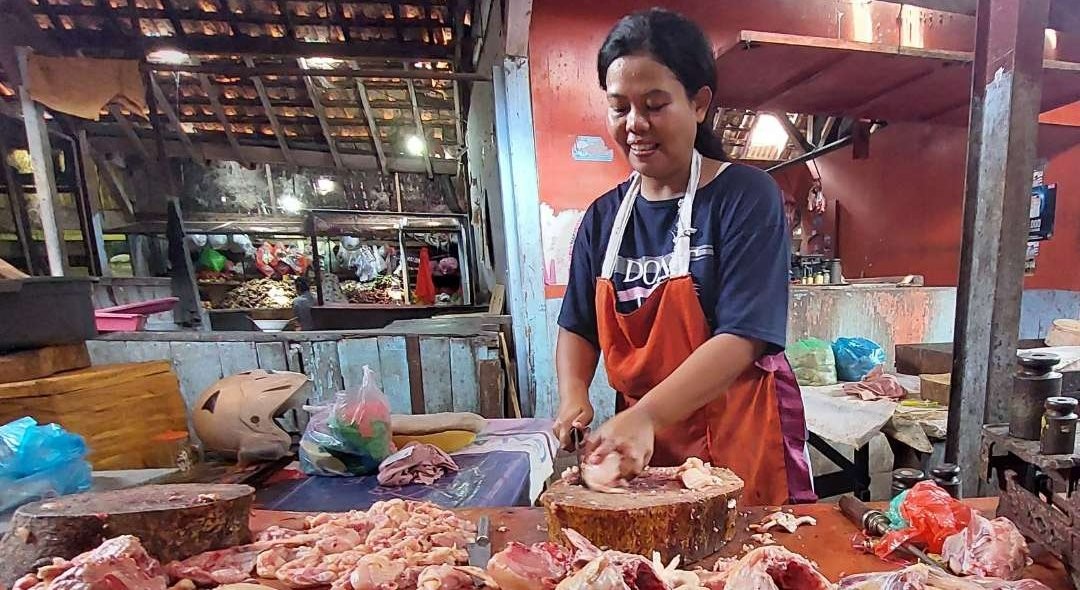 Salah seorang pedagang daging ayam broiler di Pasar Baru, Kota Probolinggo. (Foto: Ikhsan Mahmudi/Ngopibareng.id)