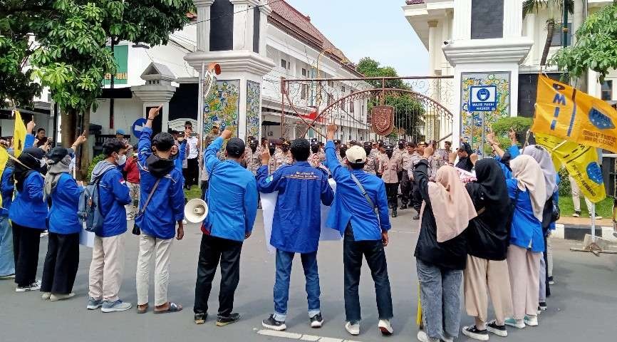 Puluhan mahasiswa dari PMII Komisariat Makhdum Ibrahim Tuban melakukan aksi demo di depan Kantor Bupati Tuban di Jalan Kartini (Foto: Khoirul Huda/Ngopibareng.id)