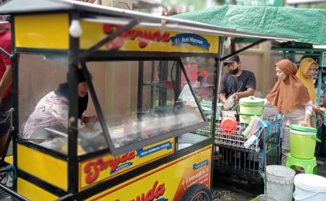 Kedai gulai maryam di kawasan Ampel, Jalan KH Mas Mansur, Surabaya, selalu dipenuhi pelanggan aroma rempah dan minyak samin menjadi daya tarik sendiri. (Foto: Asmanu Sudarso/Ngopibareng.id)