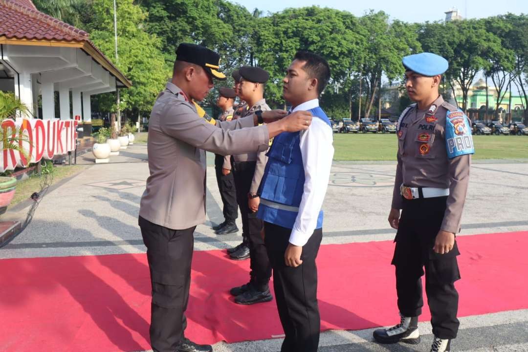 Kapolres Bojonegoro AKBP Rogib Triyanto bersama Forum Komunikasi Pimpinan Daerah (Forkopimda) dan mendapat sambutan meriah dari warga di Alon-alon Kota Bojonegoro, pada Jumat 19 Mei 2023. (Foto: dok. Polres Bojonegoro)
