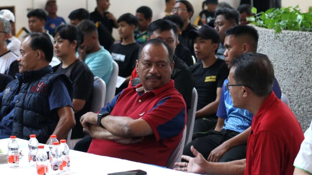Ketua KONI Jatim, M Nabil (tengah) menyaksikan Kejurprov Muaythai Jatim. (Foto: Fariz Yarbo/Ngopibareng.id)