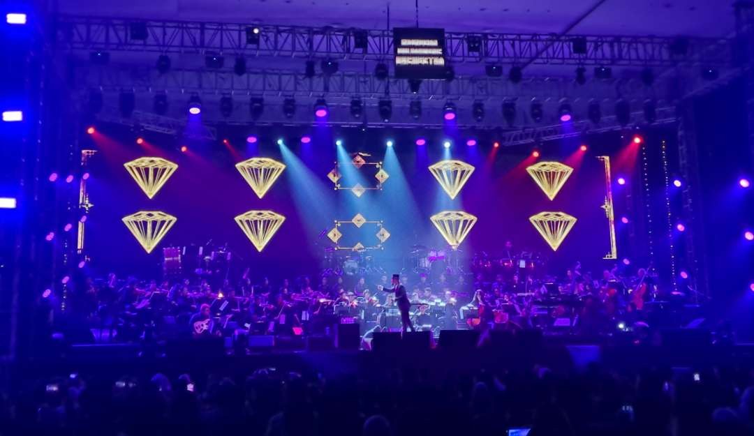 Konser Dewa19 dengan iringan musik Orchestra sukses membawa atmosfee berbeda. (Foto: Pita Sari/Ngopibareng.id)