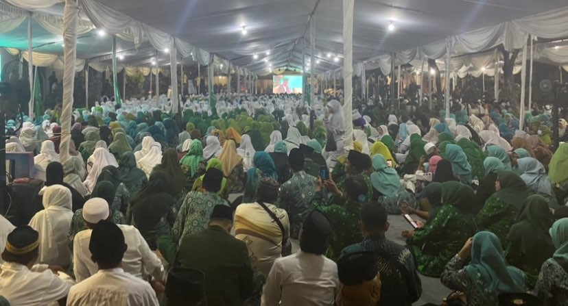 Warga NU mengikuti halalbihalal di Mapolrestabes Surabaya, Sabtu 20 Mei 2023 malam. (Foto: Andhi Dwi/Ngopibareng.id)