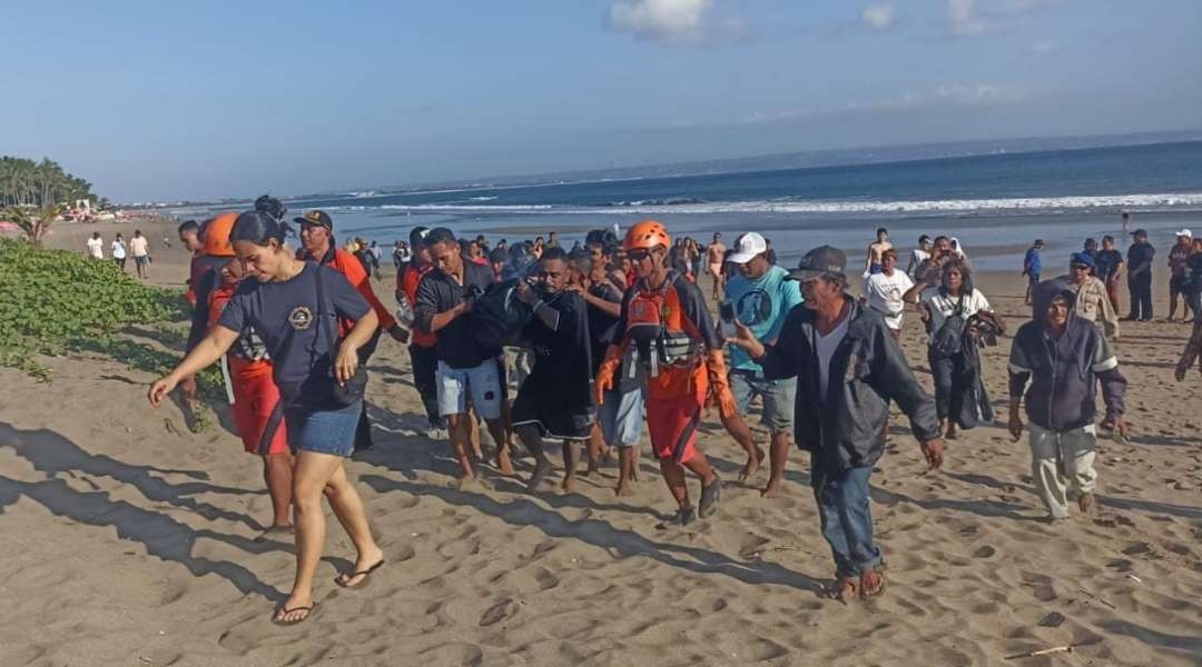 Jenazah korban dievakuasi sesaat setelah ditemukan (foto: Basarna Bali)
