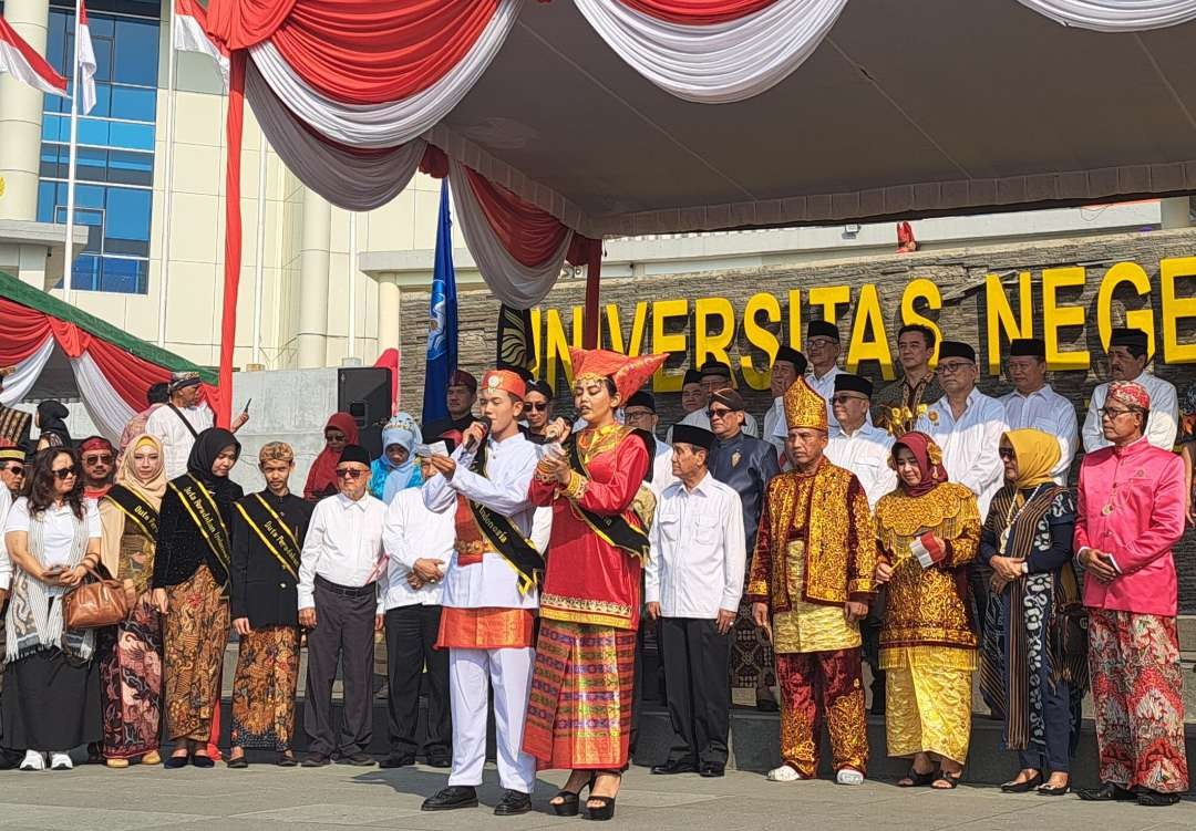 Deklarasi peradaban oleh mahasiswa Unesa dan mahasiswa lainnya di Harkitnas 2023. (Foto: Pita Sari/Ngopibareng.id)