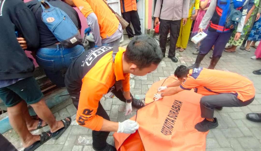 Penemuan mayat bayi dalam tong sampah di kawasan Tengger, Benowo, Surabaya, dievakuasi BPBD Surabaya. (Foto: Dokumentasi BPBD Surabaya).