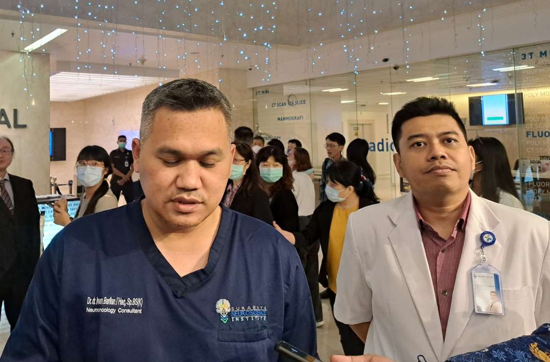 Dr.dr Irwan Barlian Immadoel Haq.,Sp.BS (K) Onc dari National Hospital (NH) (kiri) saat ditemui di NH. (Foto: Pita Sari/Ngopibareng.id)
