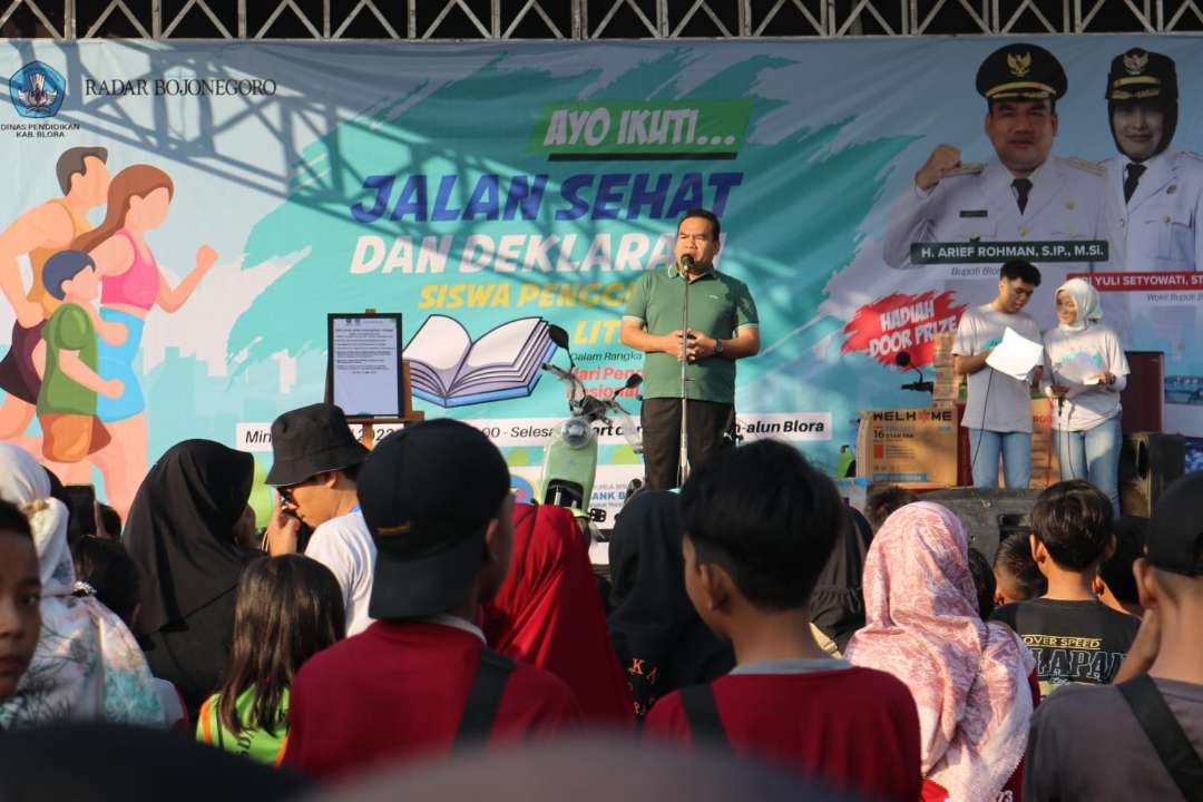 Bupati Blora Arief Rohman menyampaikan sambutan dalam deklarasi siswa penggerak literasi. (Foto: Humas Pemkab Blora)